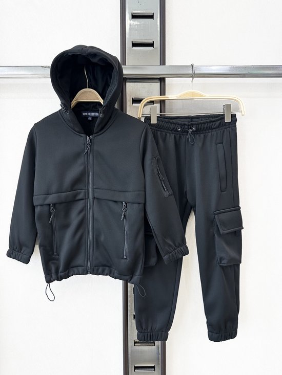 Joggingpak Kind – Vest met Capuchon + Broek – Trainingspak – Maat 110/116 – Jongens & Meisjes – Kleur Zwart – Hele Jaar Draagbaar - Topkwaliteit