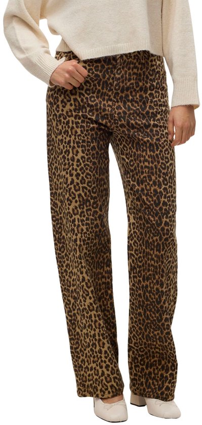 Model met luipaardprint jeans met wijde pijpen
