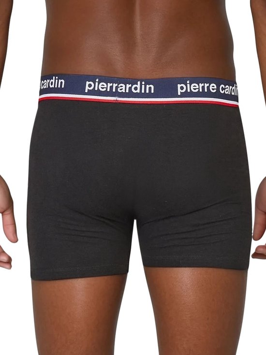 Zwarte boxershorts van Pierre Cardin met donkerblauwe tailleband met witte en rode strepen.