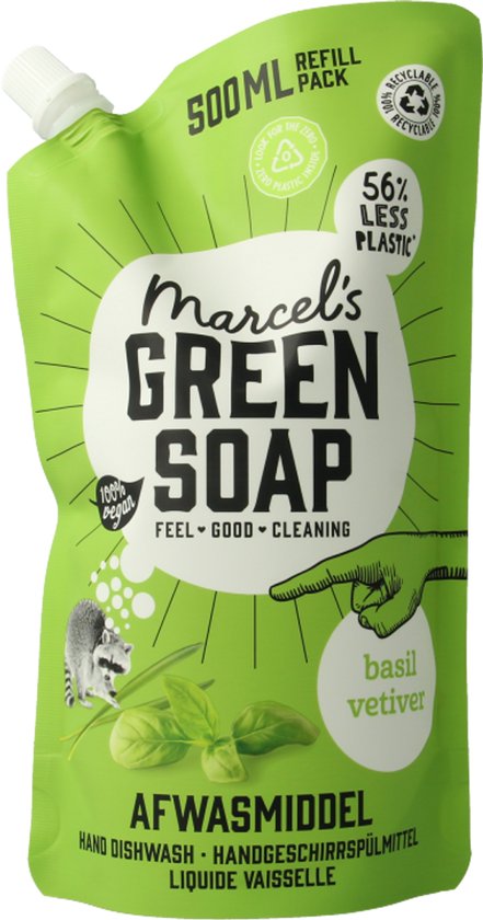 Groene navulzak voor Marcel's Green Soap afwasmiddel met basilicum en vetiver gras, met een wasbeer en een hand die naar de geur wijst.