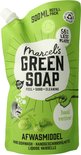 Groene navulzak voor Marcel's Green Soap afwasmiddel met basilicum en vetiver gras, met een wasbeer en een hand die naar de geur wijst.