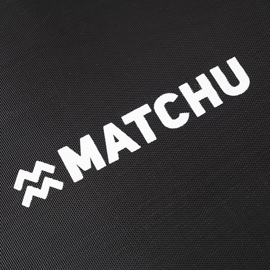 Zwarte trampoline met wit 'MATCHU' logo en golvend symbool.