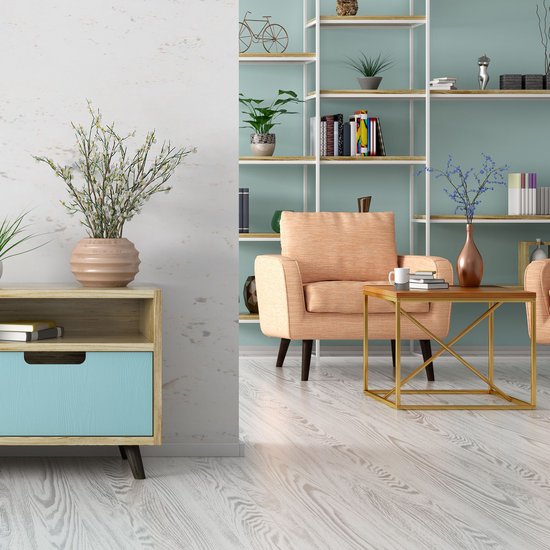 Een woonkamer met een oranje fauteuil, een salontafel met gouden poten en een kast met blauwe lades.
