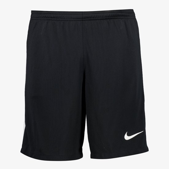 Zwarte Nike sportshort met witte streep op de zijkant en Nike logo.