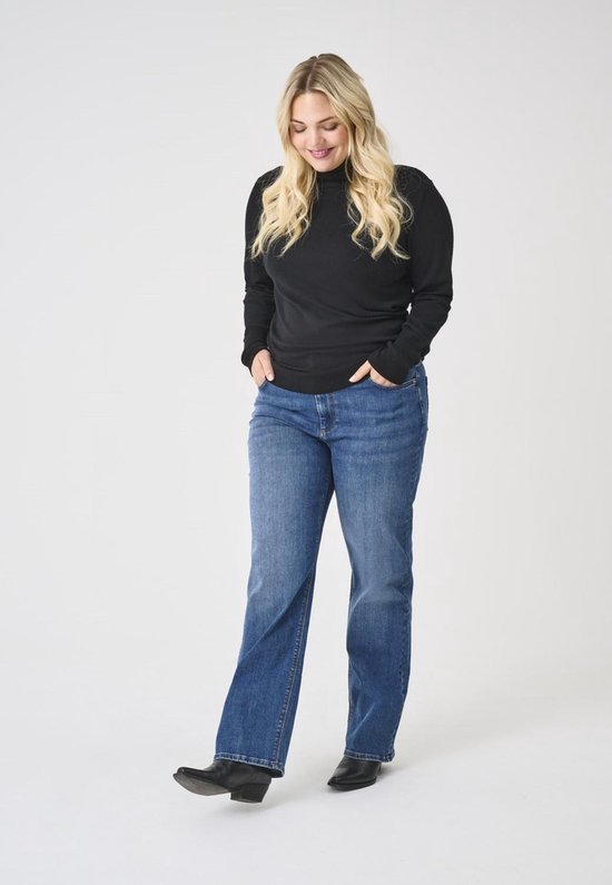 Model met blonde haren in een zwarte coltrui en rechte spijkerbroek met hoge taille in middendonkere wassing.