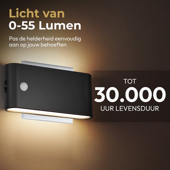 Zwarte stekkerlamp met instelbare helderheid van 0-55 lumen en een levensduur tot 30.000 uur.