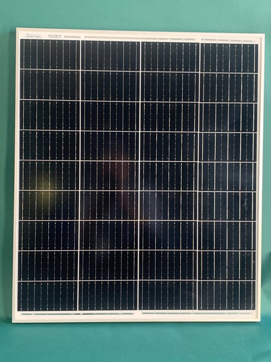 Zwart zonnepaneel met wit frame, opgedeeld in 48 vakjes.