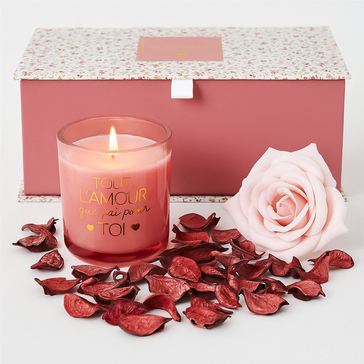 Luxe Geurkaars Cadeaubox – “Tout l'amour que j'ai pour toi” – Inclusief Amberkleurige Geurkaars & Decoratieve Roos met Natuurlijke Luchtverfrisser – Romantisch Geschenk voor Verjaardag, Moederdag of Jubileum – Roze