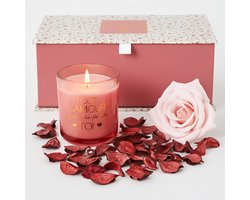 Luxe Geurkaars Cadeaubox – “Tout l'amour que j'ai pour toi” – Inclusief Amberkleurige Geurkaars & Decoratieve Roos met Natuurlijke Luchtverfrisser – Romantisch Geschenk voor Verjaardag, Moederdag of Jubileum – Roze