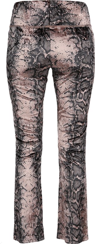 Achterkant van een model in een bruine legging met zwart slangenprintpatroon.