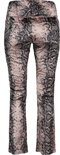 Achterkant van een model in een bruine legging met zwart slangenprintpatroon.