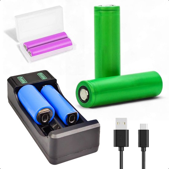 Oplader met twee sleuven voor 18650 batterijen en twee USB-C kabels. Een houder met twee paarse batterijen is zichtbaar.