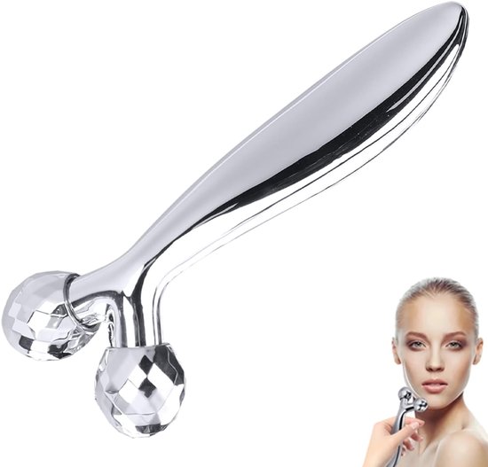 Zilverkleurige gezichtsroller met diamantgeslepen rollende koppen en een gestroomlijnd handvat, naast een vrouw die het apparaat gebruikt.