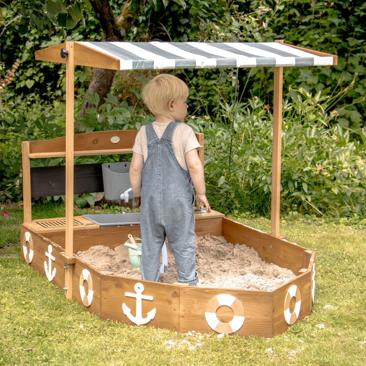 AXI Dora Boot zandbak met speelkeuken en dak (UV50) 160 x 100 cm Antraciet/bruin – Met krijtbord en opbergruimte - Inclusief gronddoek - 10 jaar garantie! — afbeelding 16