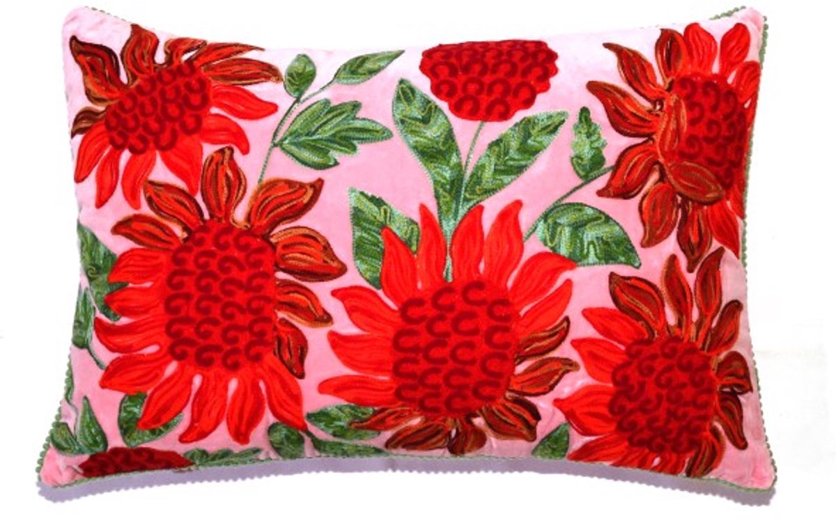 Only Natural sierkussen kussen velvet fluweel roze met rode geborduurde bloemen 40 x 60 cm