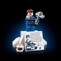 Nigel Mansell Lego minifiguur met helm en trofee, staand op een witte basis.