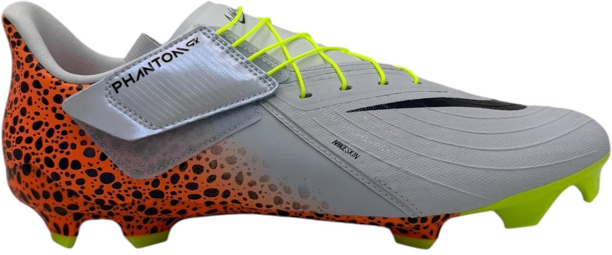 Nike PHANTOM GX ACAD EASE FG MG voetbalschoenen voor mannen, maat 46, grijs met oranje en gele accenten.