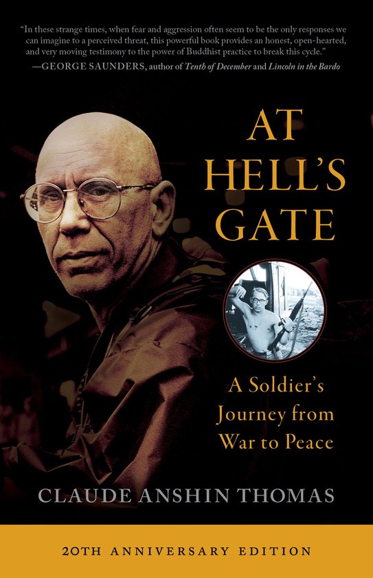 Boekomslag met een close-up van een oudere, kale man met bril. De titel 'AT HELL'S GATE' staat in grote gele letters.