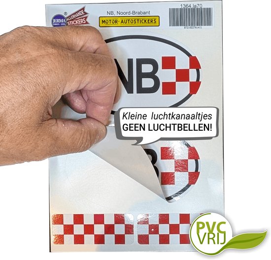 Vinger trekt een ovale sticker met rode en witte schaakbordrand en "NB" los van de drager. PVC VRIJ.