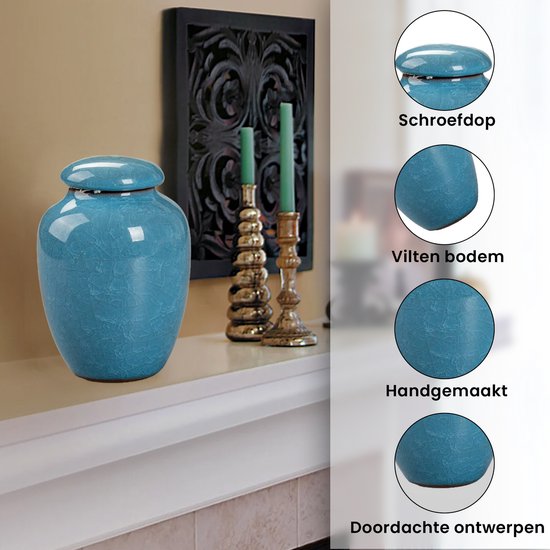 Lichtblauwe keramische urn met schroefdeksel en vilten bodem, staand op een schouw.