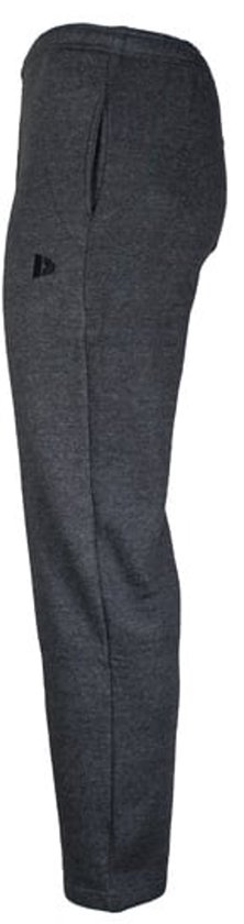 Donkergrijze joggingbroek, dunne kwaliteit, met een logo aan de zijkant.