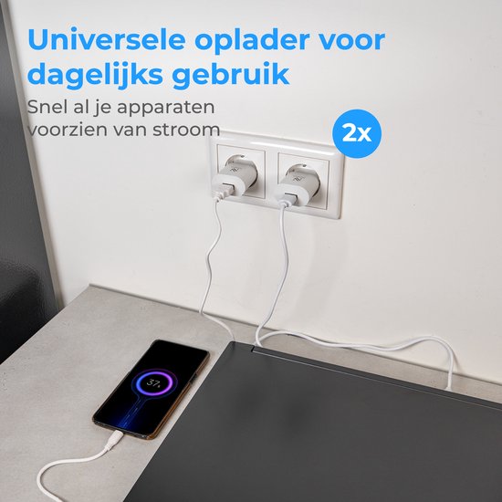 Twee witte Nuvance USB-laders in een stopcontact, met een telefoon die oplaadt via USB.