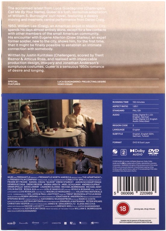 Achterkant van de DVD-hoes van 'Queer', met een synopsis, castinformatie en technische specificaties. Twee kleine afbeeldingen uit de film zijn ook zichtbaar.