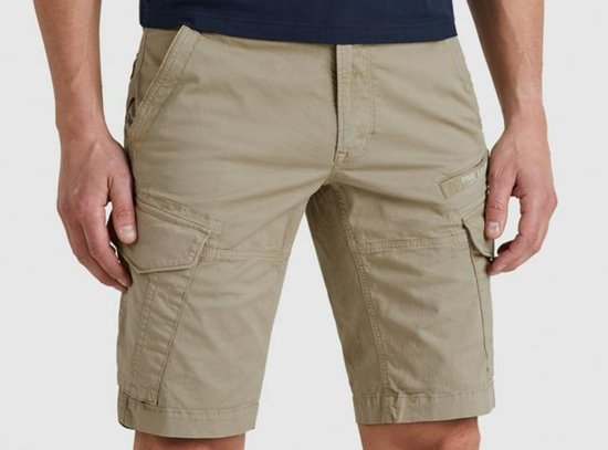 Short cargo beige PME Legend avec plusieurs poches sur le devant et un logo de la marque sur la poche droite.