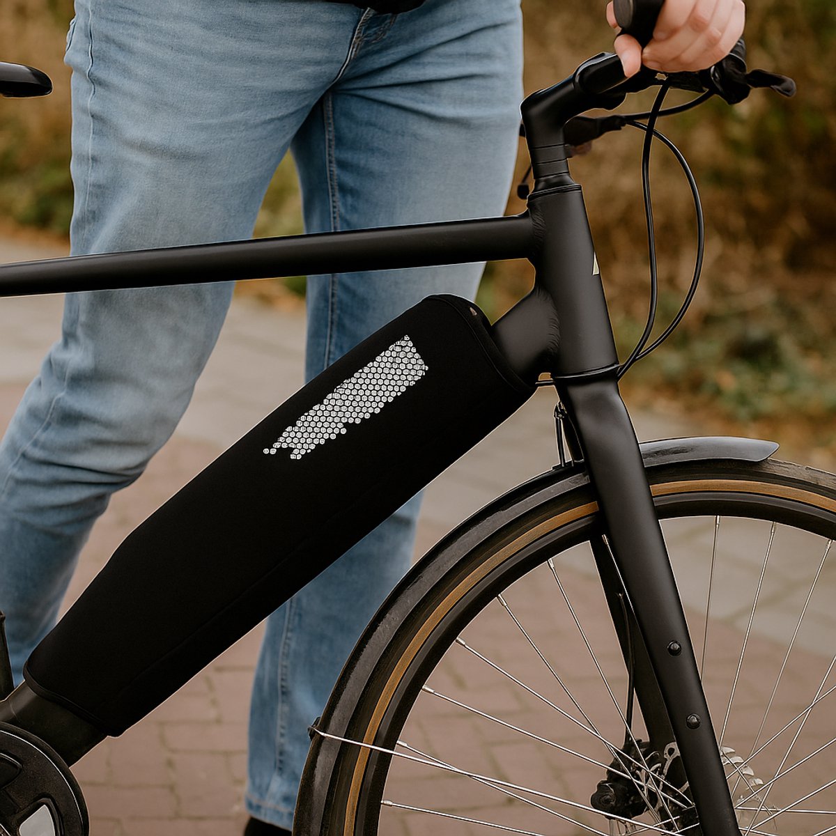 Accubeschermer Fiets - E - Bike Accu Beschermhoes Neopreen - Universeel Formaat - Waterdicht & Isolerend - Zwart - Reflecterend - Fietsbescherming Winter — afbeelding 2