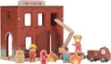 Houten brandweerkazerne met 'FIRE STATION' bord, brandweerwagen, ladder, hydrant, vuurtjes en poppetjes.