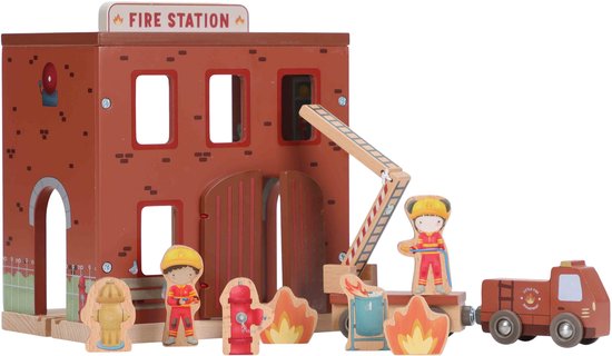 Houten brandweerkazerne met 'FIRE STATION' bord, brandweerwagen, ladder, hydrant, vuurtjes en poppetjes.