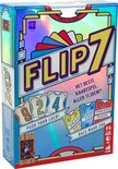Glanzende doos van het spel Flip 7. De doos toont 'FLIP 7 HET BESTE KAARTSPEL ALLER TIJDEN!'. Diverse kaarten en spelersinformatie worden getoond.