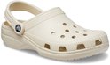 Lichtgele Crocs Classic klomp met draagband, perforaties en textuurdetails.