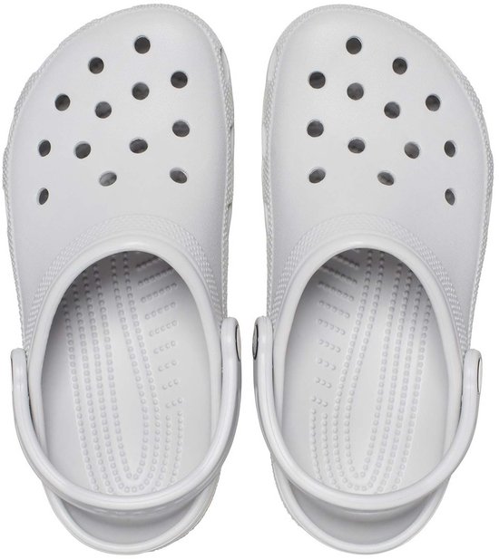 Vue de dessus sur le côté de deux sabots Crocs blancs.