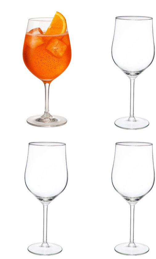 Vier transparante cocktailglazen, waarvan één gevuld met een oranje cocktail.