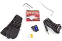 Accessoires voor elektrische gitaar: gitaarband, reserve snaren, plectrums, tremolo-arm, inbussleutels en een clip-on tuner.