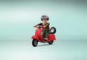 PLAYMOBIL figuur met helm rijdt op een rode Vespa scooter.
