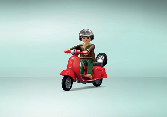 PLAYMOBIL figuur met helm rijdt op een rode Vespa scooter.