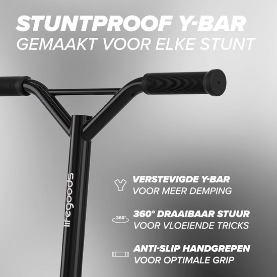 Zwarte 'Y-bar' stuur van een step met 'STUNTPROOF Y-BAR GEMAAKT VOOR ELKE STUNT' tekst. Met 360° draaibaar stuur en anti-slip handgrepen.