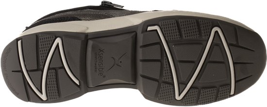 Zool van een zwarte sneaker met Xsensible Streetwalker logo en een wit-grijze zool.