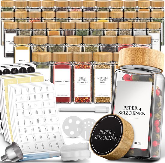 Une grande collection de pots à épices en verre avec couvercles en bambou, y compris des autocollants, des accessoires et quelques pots ouverts.