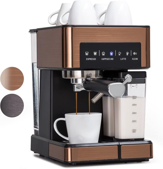 Koperkleurig espressoapparaat maakt koffie met melk, met een witte mok, een melkreservoir en een paar witte tassen bovenop. Kleurstaal links.