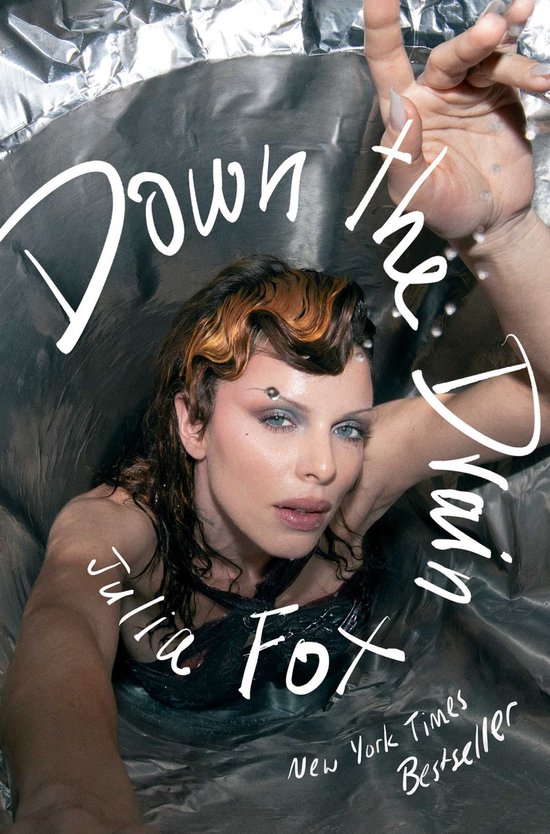Julia Fox avec le texte "Down the Drain" et "New York Times Bestseller".