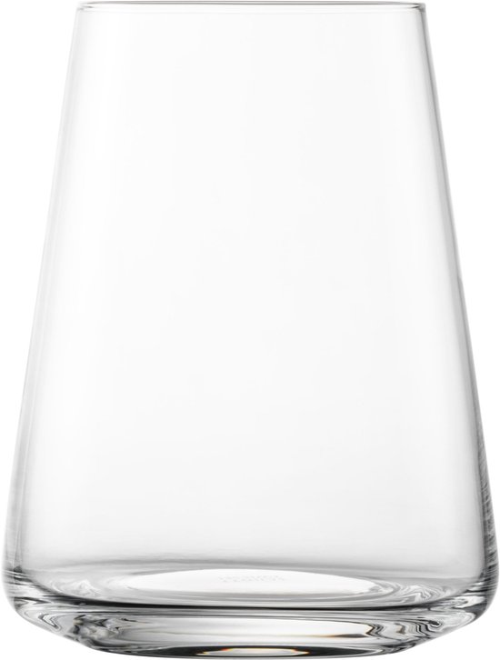 Een leeg kristallen longdrinkglas.