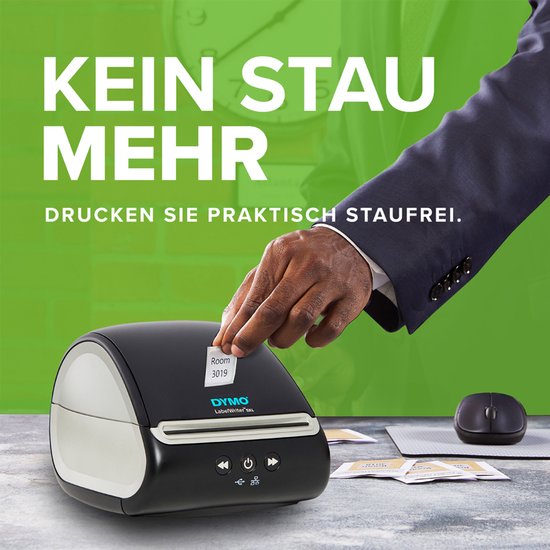 Een hand met een sushikostuum die een etiket uit een zwarte en witte DYMO LabelWriter 5XL labelprinter haalt. Tekst: KEIN STAU MEHR. DRUCKEN SIE PRAKTISCH STAUFREI.