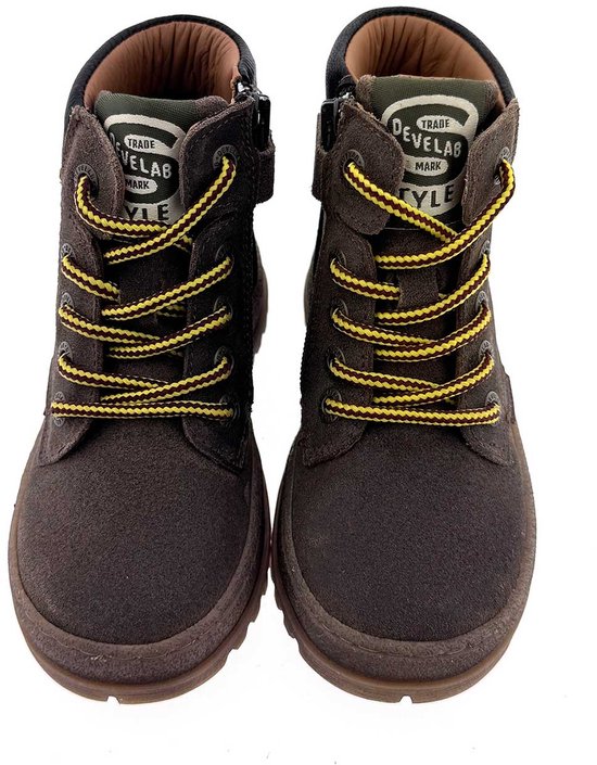 Bruine Develab halfhoge schoenen met gele veters, rits en "Develab Style" logo.