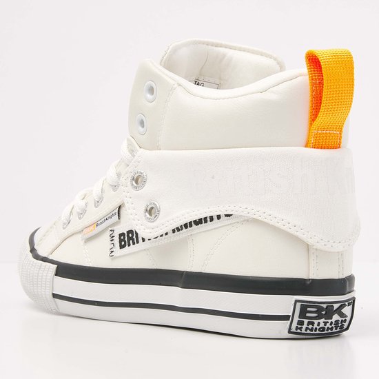 Witte hoge sneaker van British Knights met oranje lus, omklapbare kraag met tekst en zwarte strepen op de zool.