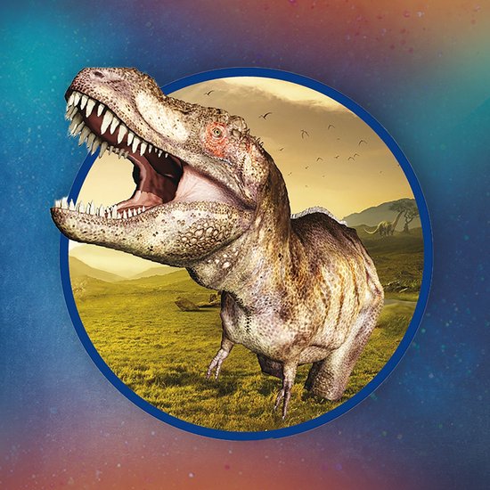 Een T-rex dinosaurus met opengesperde bek, tanden zichtbaar, in een landschap met gras en bergen.