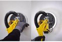 Twee afbeeldingen van een gele schuurmachine met flexibele slang. Een hand met grijze handschoen houdt de steel vast.