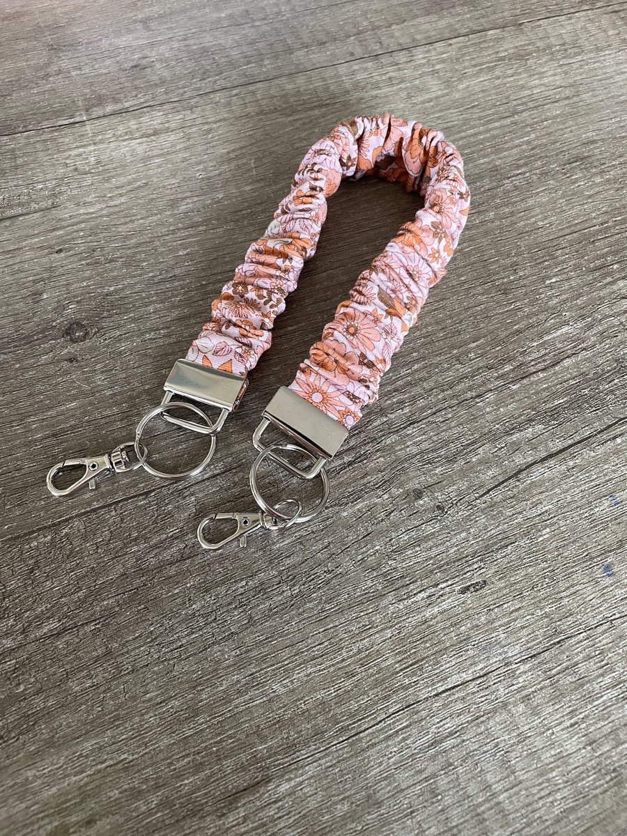 Telefoonkoord Elastisch kort- Telefoonkoord pols - GSM koord - polskoord voor telefoon - scrunchie koord - retro bloemenprint